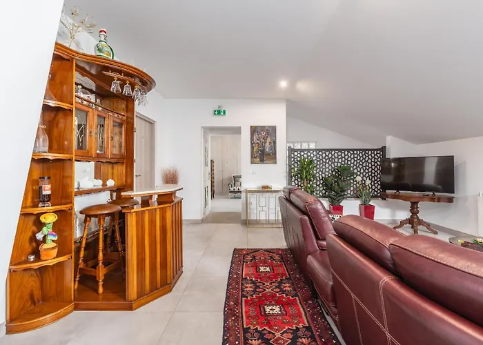 Bright Apartment, By Hopstays * Crestuma